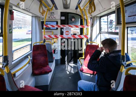 Varsovie, Pologne. 17 mars 2020. 18 mars 2020, Varsovie, Pologne : rues de Varsovie pendant la quarantaine associée au virus de la Couronne. Sur la photo: Information sur le tram avec un espace séparé pour les passagers. Crédit: Grzegorz Banaszak/ZUMA Wire/Alay Live News Banque D'Images