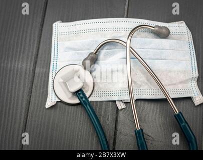 Stéthoscope, gants en latex et masque facial pour la protection contre les infections bactériennes ou virales Banque D'Images
