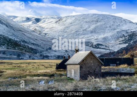 CARN Leitir Coire Challich avec une couche de neige, à Strathdearn Findhorn Valley Highlands of Scotland Banque D'Images