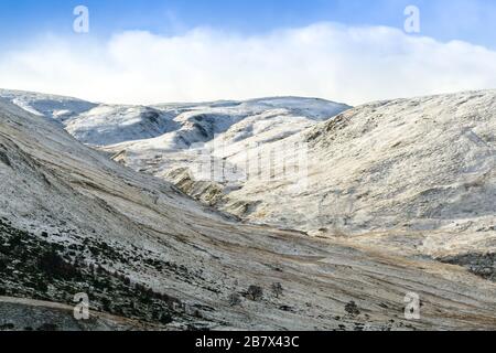 CARN Leitir Coire Challich avec une couche de neige, à Strathdearn Findhorn Valley Highlands of Scotland Banque D'Images