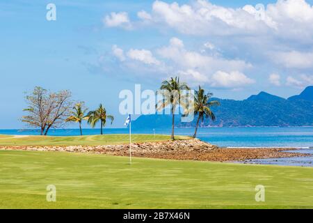 Vue sur les 8 et 16 greens d'entraînement de la mer d'Andaman et de l'île Anak Datai au parcours de golf Rainforest, au Els Club, à Langkawi Banque D'Images