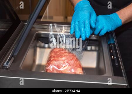 Viande fraîche dans un emballage sous vide. Passer l'aspirateur de viande dans un vide Banque D'Images