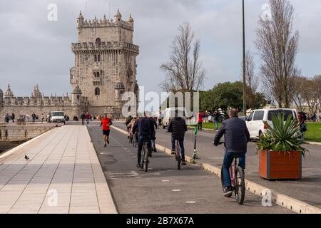 Lisbonne, Portugal - 2 mars 2020: Les gens qui font du vélo et de la tour Belem Banque D'Images