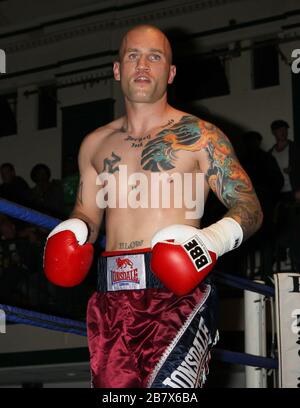 Ryan Toms (short d'argent) bat Duncan Cottier dans un concours de boxe Light-MiddlewEight à York Hall, Bethnal Green, promu par Miranda carter / Left Banque D'Images