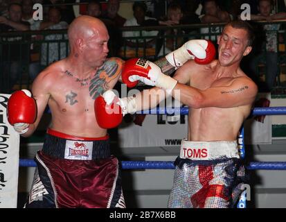 Ryan Toms (short d'argent) bat Duncan Cottier dans un concours de boxe Light-MiddlewEight à York Hall, Bethnal Green, promu par Miranda carter / Left Banque D'Images