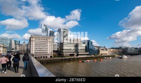 PONT DE LONDRES ET VUE SUR LES BÂTIMENTS DE LA RUE THAMES INFÉRIEURE ET LES GRATTE-CIEL DE WALKIE TALKIE ET CHEESGRATER Banque D'Images