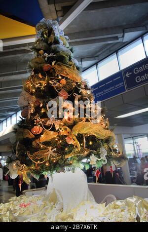 Barbade Grantly Adams International Airport décorations de Noël en vente - arbre de Noël décoré avec des coquillages de mer Banque D'Images