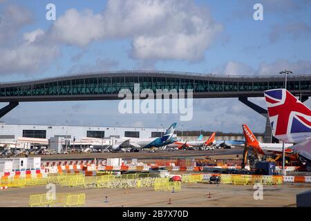 Gatwick Airport England Air Bridge reliant le terminal nord à l'embarcadère 6 Banque D'Images