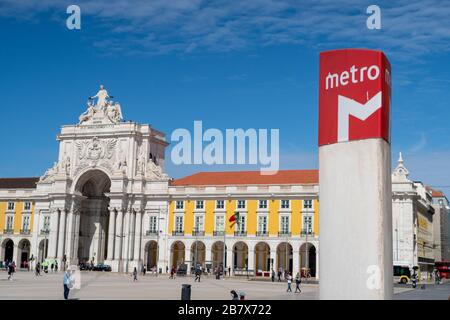 Lisbonne, Portugal - 8 mars 2020: Panneau de la station de métro et Arco da Rua Augusta Banque D'Images