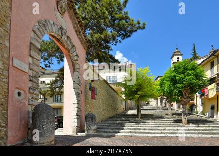 Une rue étroite entre les vieilles maisons d'un village médiéval dans la petite ville de Castel di Sangro, Italie Banque D'Images