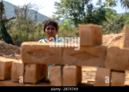 Portrait d'une femme qui fabrique des briques Banque D'Images