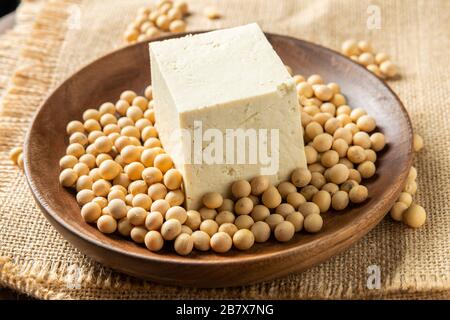 Un gros morceau de tofu chinois Banque D'Images