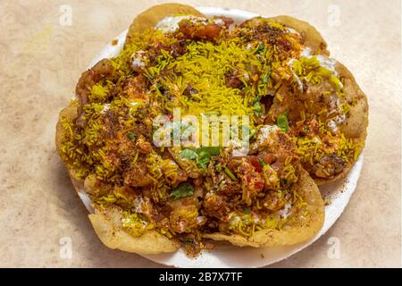 SEV Batata Puri OU Papdi chat est un populaire Calcutta Street food, un type de chaat, croustillant, acidulé, modérément sain (foyer sélectif) Banque D'Images