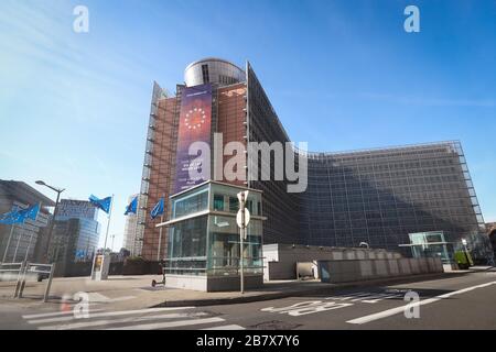 Bruxelles, Belgique. 18 mars 2020. Le bâtiment de la Commission européenne se trouve à Bruxelles, en Belgique, le 18 mars 2020. Le Premier ministre belge Sophie Wilmes a annoncé mardi que les citoyens doivent rester chez eux du mercredi au 5 avril, car le pays renforce les mesures visant à contenir la propagation du coronavirus. Crédit: Zheng Huansong/Xinhua/Alay Live News Banque D'Images