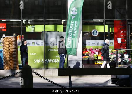 Bruxelles, Belgique. 18 mars 2020. Les gens font la queue dans un magasin à Bruxelles, en Belgique, le 18 mars 2020. Le Premier ministre belge Sophie Wilmes a annoncé mardi que les citoyens doivent rester chez eux du mercredi au 5 avril, car le pays renforce les mesures visant à contenir la propagation du coronavirus. Crédit: Pan Geping/Xinhua/Alay Live News Banque D'Images