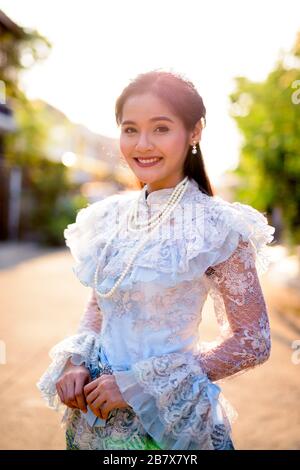 Une jeune femme asiatique portant des vêtements traditionnels thaïlandais à l'extérieur Banque D'Images