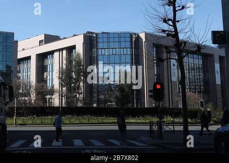 Bruxelles, Belgique. 18 mars 2020. Le bâtiment Jutus Lipsus est vu à Bruxelles, Belgique, le 18 mars 2020. Le Premier ministre belge Sophie Wilmes a annoncé mardi que les citoyens doivent rester chez eux du mercredi au 5 avril, car le pays renforce les mesures visant à contenir la propagation du coronavirus. Crédit: Pan Geping/Xinhua/Alay Live News Banque D'Images