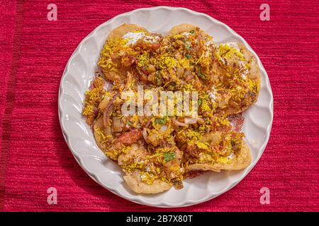 SEV Batata Puri OU Papdi chat est un populaire Calcutta Street food, un type de chaat, croustillant, acidulé, modérément sain (foyer sélectif) Banque D'Images