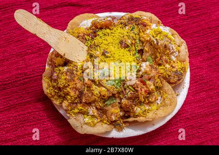 SEV Batata Puri OU Papdi chat est un populaire Calcutta Street food, un type de chaat, croustillant, acidulé, modérément sain (foyer sélectif) Banque D'Images