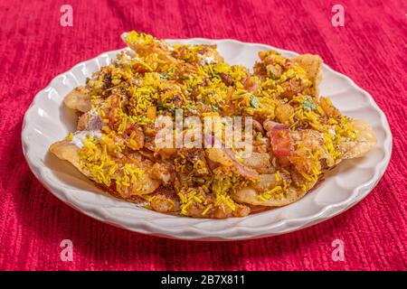 SEV Batata Puri OU Papdi chat est un populaire Calcutta Street food, un type de chaat, croustillant, acidulé, modérément sain (foyer sélectif) Banque D'Images