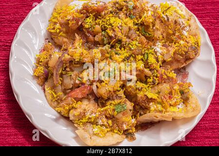 SEV Batata Puri OU Papdi chat est un populaire Calcutta Street food, un type de chaat, croustillant, acidulé, modérément sain (foyer sélectif) Banque D'Images