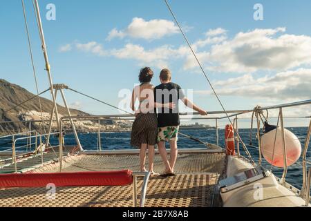 Couple qui s'embrasse sur un bateau dans l'océan atlantique par Tenerife Banque D'Images
