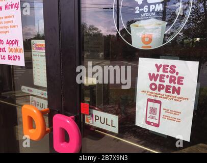 Floride, États-Unis. 18 mars 2020. 18 mars 2020 - Teusville, Floride, États-Unis - un avis affiché dans un magasin Dunkin Donuts à Teusville, Floride, le 18 mars, 2020 indique aux clients qu'ils n'ont un service de mise en œuvre que dans les restaurants des États-Unis, qui commencent à fermer temporairement les salles à manger en faveur des options de prise en charge et de drive dans le but de contenir la propagation du coronavirus (COVID-19). Crédit: Paul Hennessy/Alay Live News Banque D'Images