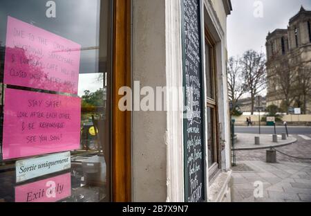 Paris -17 mars 2020: Gros plan à Covid-19 note cousue à Shakespeare and Company Cafe (librairie très populaire de langue anglaise et café-bar) windo Banque D'Images