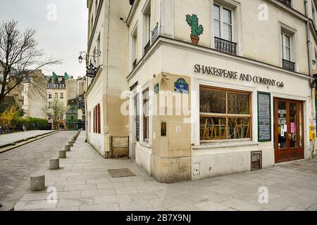 Paris -17 mars 2020 : Shakespeare and Company Cafe, librairie très populaire de langue anglaise et café-bar fermé en raison de son maintien. Banque D'Images