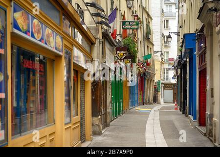 Paris -17 mars 2020: Très calme, généralement des rues étroites bondées dans le quartier touristique latin très populaire dans la région de Saint Michel. Banque D'Images