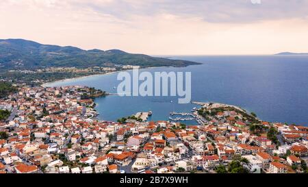 Vue aérienne de coucher de soleil magnifique Neos Marmaras cityscape et lointain l'île de la tortue en Grèce. Banque D'Images