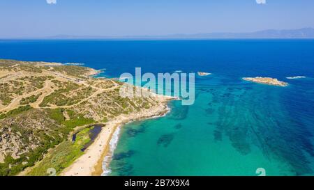 Vue aérienne de coucher de soleil magnifique Neos Marmaras cityscape et lointain l'île de la tortue en Grèce. Banque D'Images