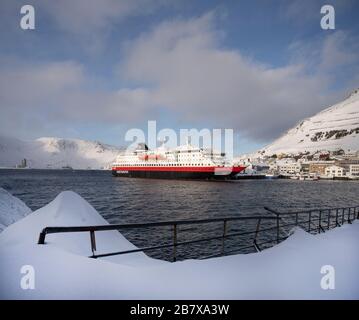 Hurtigruten MS Polarlys, Honningsvag, norvège de l'arctique. Banque D'Images