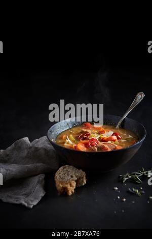 Soupe de légumes au poulet chaud faite maison dans un bol Banque D'Images