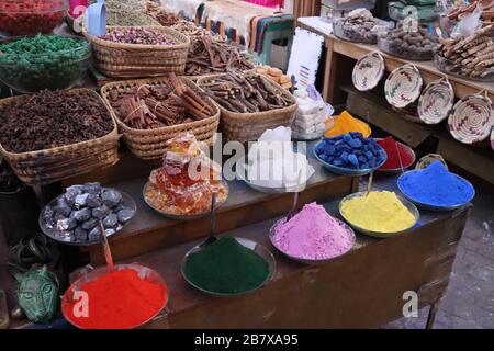 Paniers et sacs de fleurs séchées herbes et épices dans les souks dans la Médina Marrakech Maroc Banque D'Images