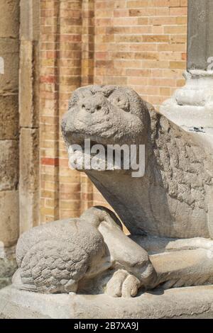 Sculptures du Lion à la base du portique d'entrée gothique - Cathédrale de Lodi - Basilique della Vergine Assunta (Assomption de la Sainte Vierge), 13 thc Banque D'Images