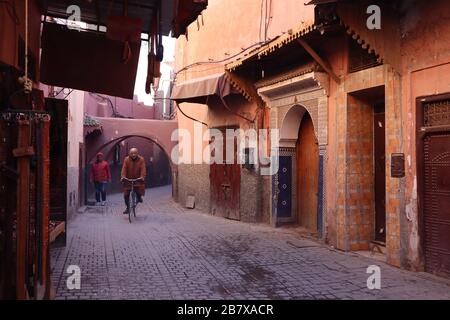 Homme à vélo dans la Médina Marrakech Maroc Banque D'Images