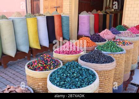 Paniers et sacs de fleurs séchées herbes et épices dans les souks dans la Médina Marrakech Maroc Banque D'Images