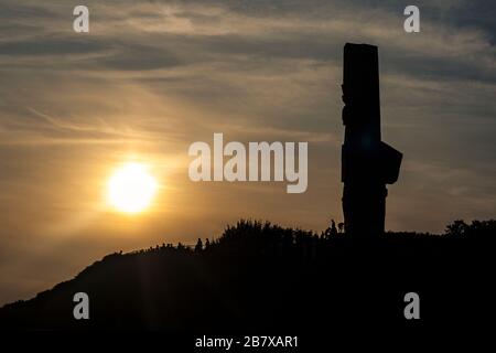 Silhouette d'un monument de 25 mètres de haut des défenseurs de la côte érigés en 1966 avec un soleil de fin d'après-midi en arrière-plan, Westerplatte, Gdansk, Pologne, EUR Banque D'Images