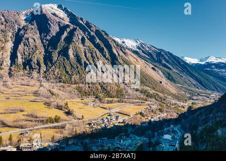 Le village de Palleusieux sous une grande montagne, dans le bassin pré-Saint-Didier, vallée d'Aoste au timr de la flambée du virus corona, dans le nord de l'Italie Banque D'Images