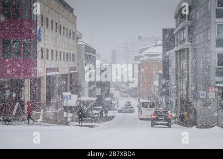 Blizzard frappe le centre-ville de Tromso, Norvège. Banque D'Images