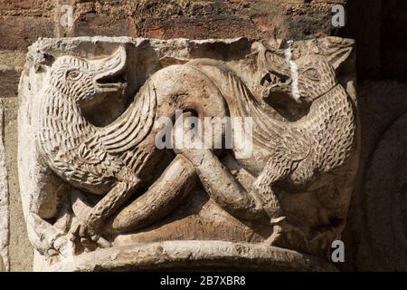 Le Bestiaire médiéval - animaux fantastiques - capitale de style roman - Atrium d'Ansperto - Basilique de Sant'Ambrogio - Milan Banque D'Images