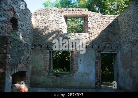 Intérieur d'un chalet sans toit dans le village abandonné de Tyneham, île de Purbeck, Dorset Banque D'Images