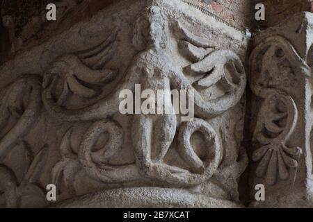 Le Bestiaire médiéval - capitale de style roman - Atrium d'Ansperto - Basilique de Sant'Ambrogio - Milan Banque D'Images