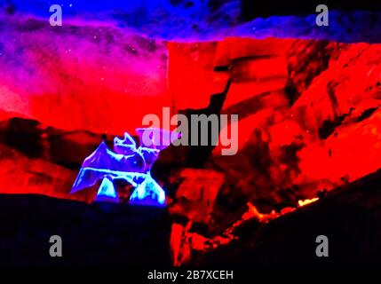 Une figure de glace d'une chauve-souris dans la grotte de glace Kungur. Banque D'Images