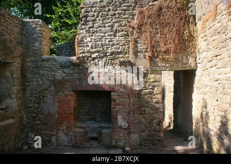 Foyer de chalet sans toit, Post Office Row, dans le village abandonné de Tyneham, île de Purbeck, Dorset Banque D'Images