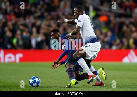 BARCELONE, ESPAGNE - 11 DÉCEMBRE : Ousmane Dembele du FC Barcelone et Sissoko de Tottenham Hotsprunpendant le match entre le groupe B de la Ligue des Champions de l'UEFA Banque D'Images