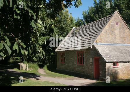 L'école préservée, aujourd'hui musée, et l'un des deux bâtiments intacts du village abandonné de Tyneham, île de Purbeck, Dorset, Angleterre Banque D'Images