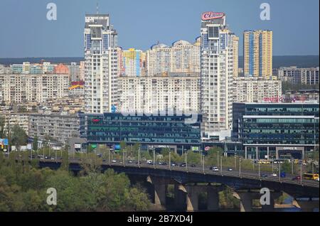 Kiev, Ukraine - 26 avril 2018: Type de développement du logement Banque gauche du Dnieper à Kiev. Vieux immeubles d'appartements soviétiques Banque D'Images