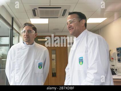 Dublin, Irlande. 18 mars 2020. 18/03/2020. Pandémie de Covid-19 (Coronavirus), Irlande. Laboratoire national de référence des virus. L à R. le ministre de la Santé Simon Harris TD et un Taoiseach Leo Varadkar TD, photographiés au Laboratoire national de référence des virus qu'ils ont envié aujourd'hui pour voir où les trousses de test pour le Coronavirus sont testées. Photo: SAM Boal/Rollingnews. Crédit: RollingNews.ie/Alay Live News Banque D'Images